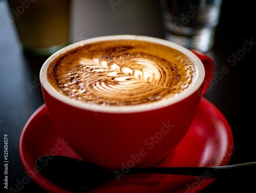Fényképezés Closeup shot of cappuccino in a red cup