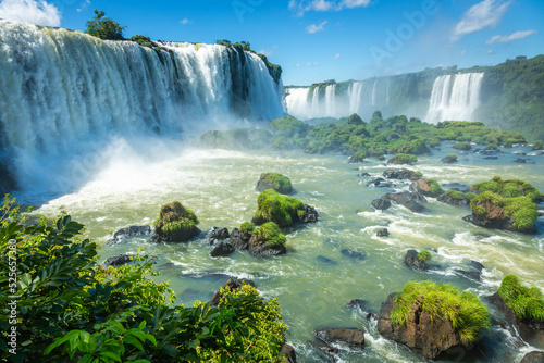 Obraz na płótnie Dramatic Iguacu falls in southern Brazil at sunny day w salonie