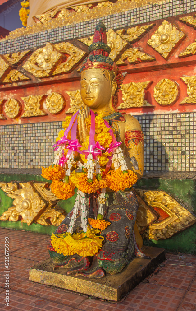 Fototapeta premium angel statue. is respected by those who see it in religion It is an Asian sculpture.