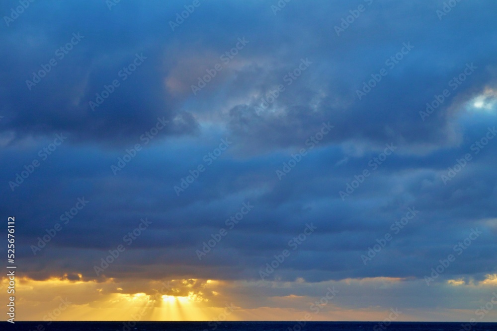 Mystische Wolkenformation über Ozean