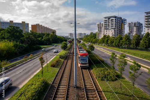 Tory tramwajowe w centrum miasta, krajobraz miejski w dzień.  © Aneta