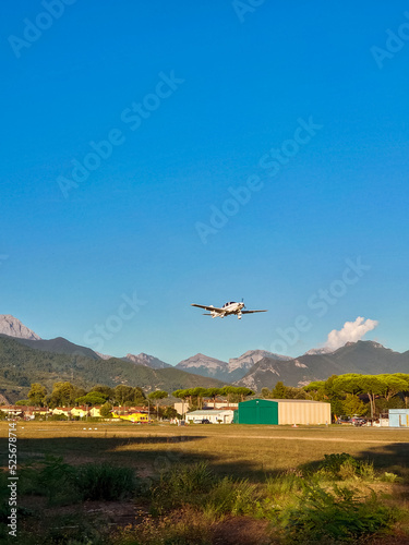 Aereo Piper in decollo dall'aeroporto di Cinquale a Massa in Toscana