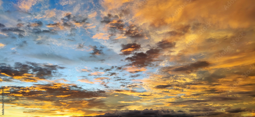 Fototapeta premium Dramatic background of a cloudy sky at sunset