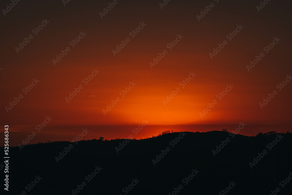 Pôr do sol atrás da montanha Pôr do sol atrás da montanha
