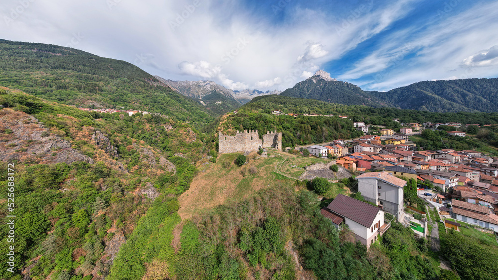 Fototapeta premium Stunning landscape of a village and old ruins