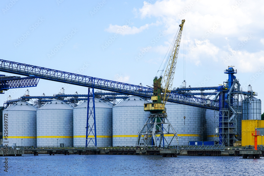 Versatile grain terminal in the port for transfer large range and amount of agricultural products