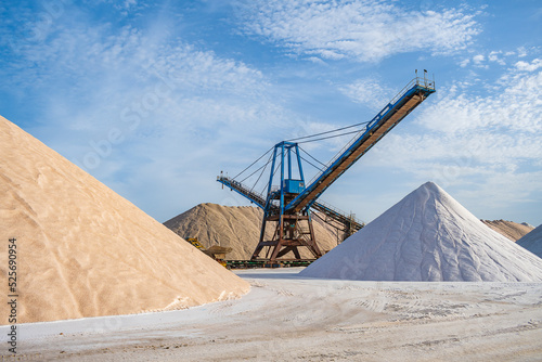 Obraz na plátně Cityscape of the Pink Lagoon of Torrevieja and its Salt Mines (Alicante, Spain)