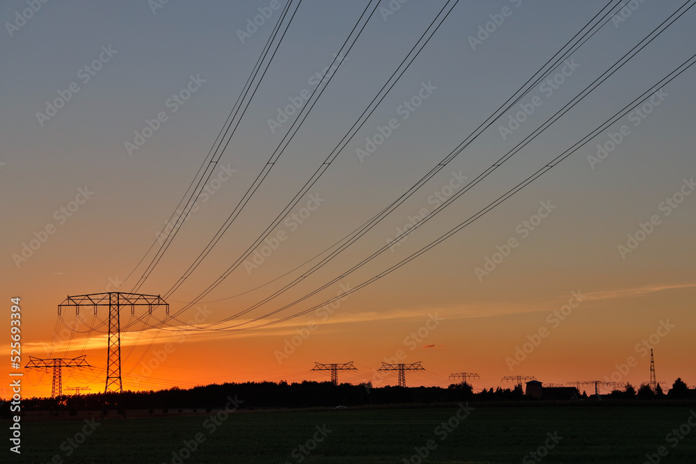 Freileitungstrasse im Sonnenuntergang Übertragung Energie