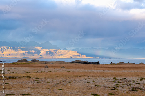 tolle Aussicht vom Dorf Berunes auf den Berg Búlandstindur und den Fjord 