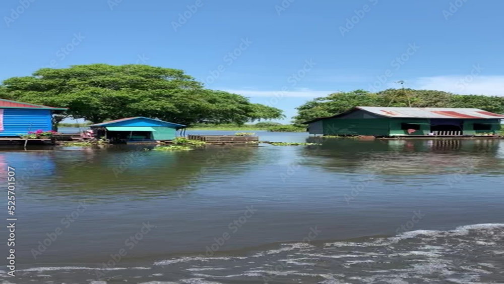 Ferme flottante sur la Rivière Sangker - Cambodge Ferme flottante sur la Rivière Sangker - Cambodge