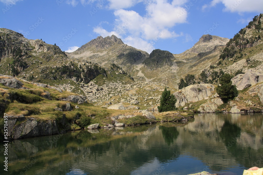 lago de montaña en el Pirineo