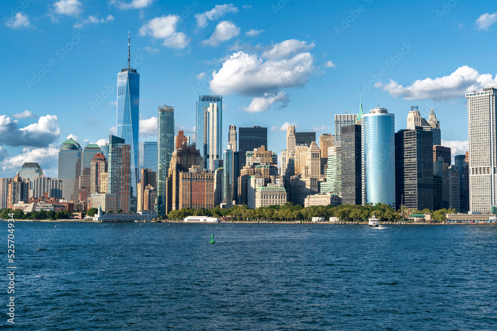 Naklejka premium Manhattan skyscrapers view with cloudy sky
