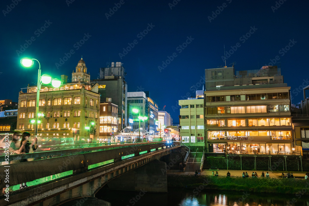 夏の京都　夜の四条大橋