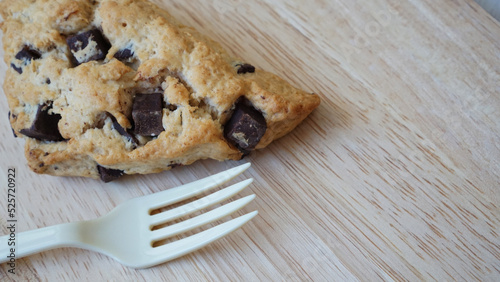 フォークとチョコチャンクスコーン