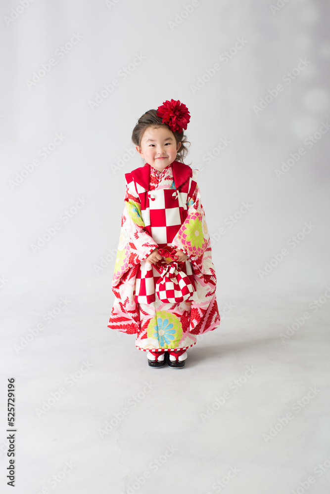 着物を着た少女の立ち姿