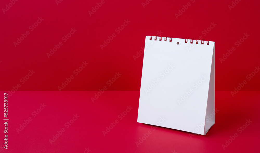 A calendar or a bulletin board on red background. In addition, it can be used for frames, notepads, notebooks, information boards, news, etc. 赤背景上のカレンダーまたは掲示板。その他、フレーム、メモ帳、ノート、案内板、お知らせなどにご利用いただけます - obrazy, fototapety, plakaty 