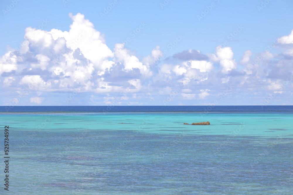 岩が点在する青い海 岩が点在する青い海