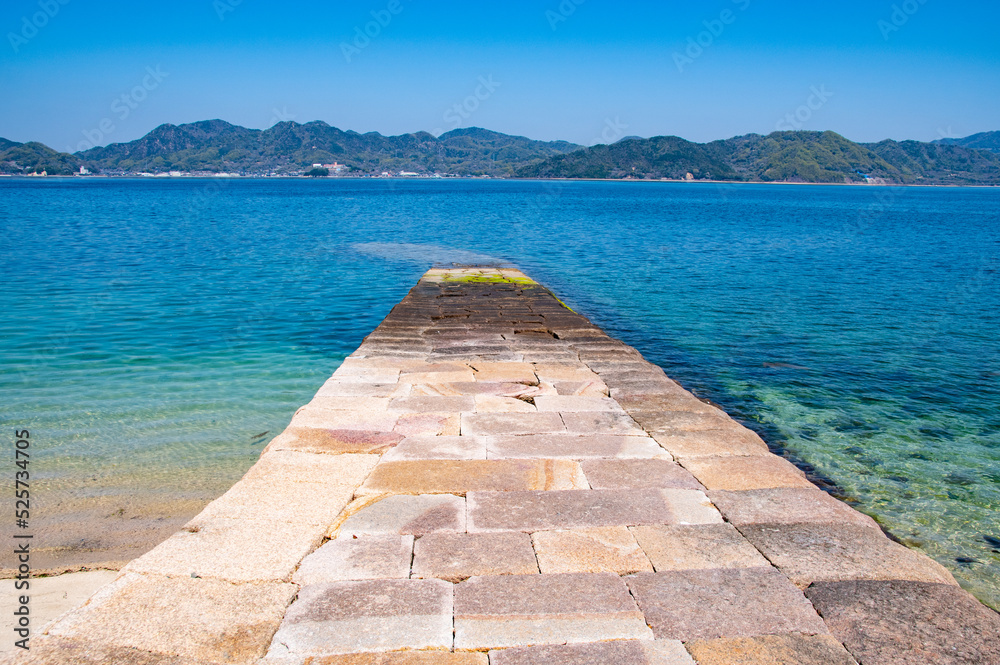 桟橋のある大久野島の美しい瀬戸内海の風景　広島県竹原市忠海町　Beautiful seascape of Setonaikai, Inland Sea of Japan, with stone pier on Okunoshima, known as 
