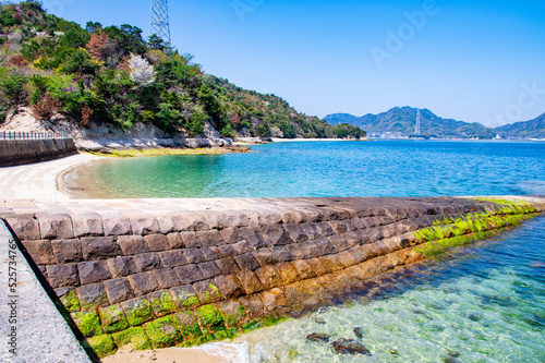 桟橋のある大久野島の美しい瀬戸内海の風景 広島県竹原市忠海町 Beautiful seascape of Setonaikai, Inland Sea of Japan, with stone pier on Okunoshima, known as "Rabbit Island" and "Poison Gas Island" in Hiroshima pref. Japan.
