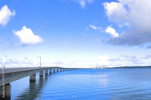 伊良部大橋がある風景 © HIDEKAZU