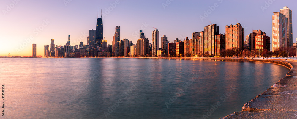 Obraz premium Panoramic view of Chicago skyline at sunrise.