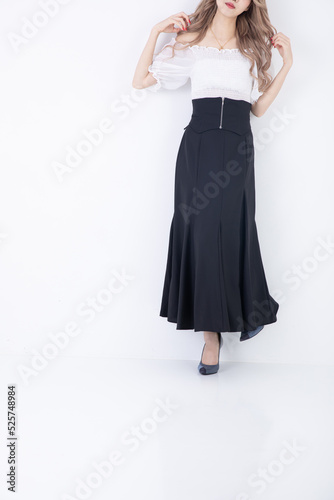 黒いタイトスカートを履いたセクシーな女性　woman