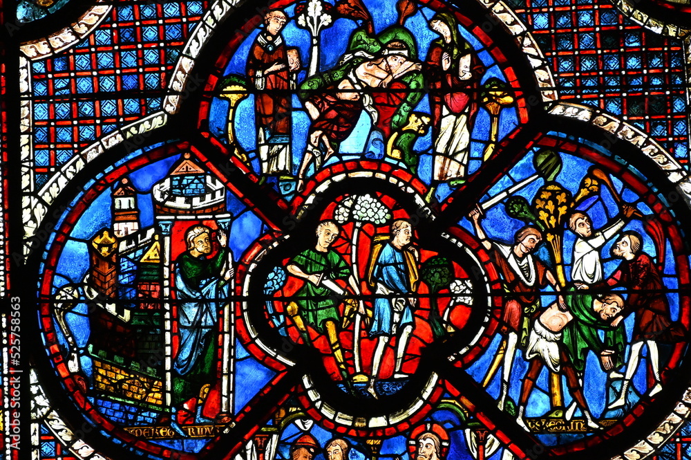 vitrail de la façade sud de la cathédrale de  Chartres en France