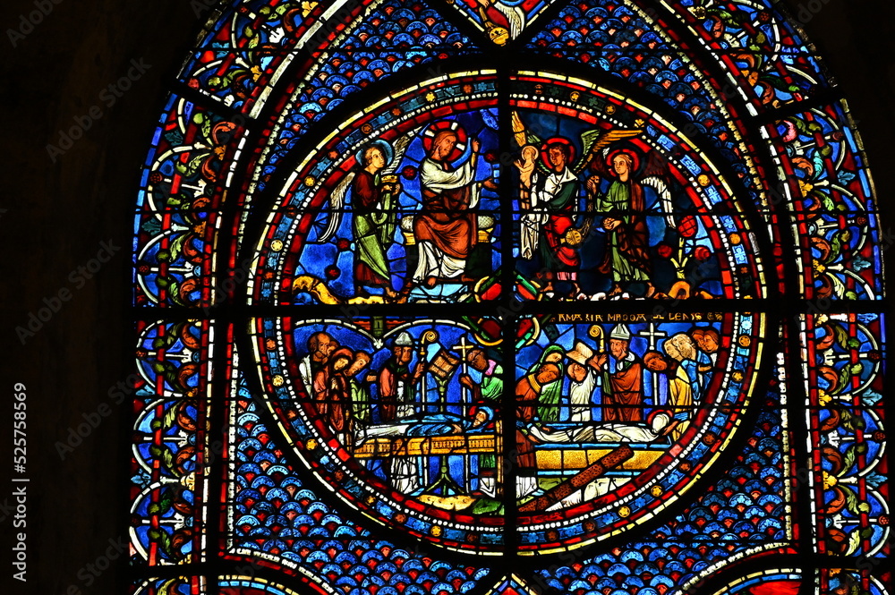 vitrail de la façade sud de la cathédrale de  Chartres en France