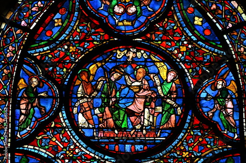 vitrail de la façade sud de la cathédrale de  Chartres en France photo