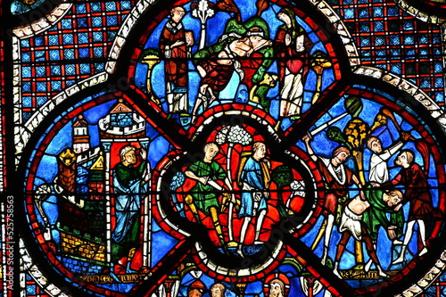 vitrail de la façade sud de la cathédrale de Chartres en France