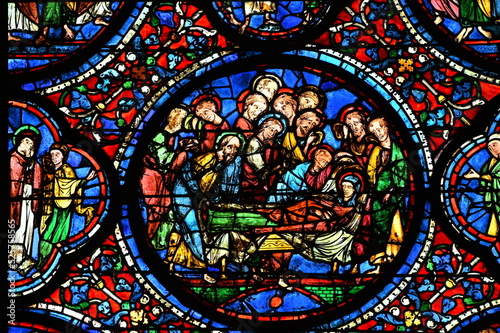 vitrail de la fa  ade sud de la cath  drale de  Chartres en France