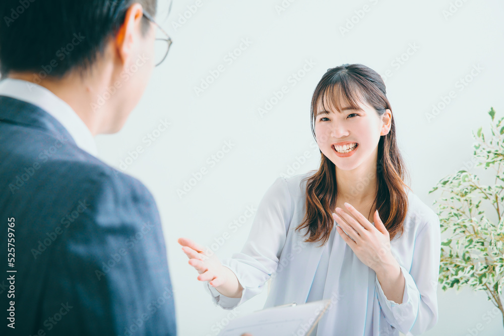 面接を受ける女性 interview 面接を受ける女性 interview