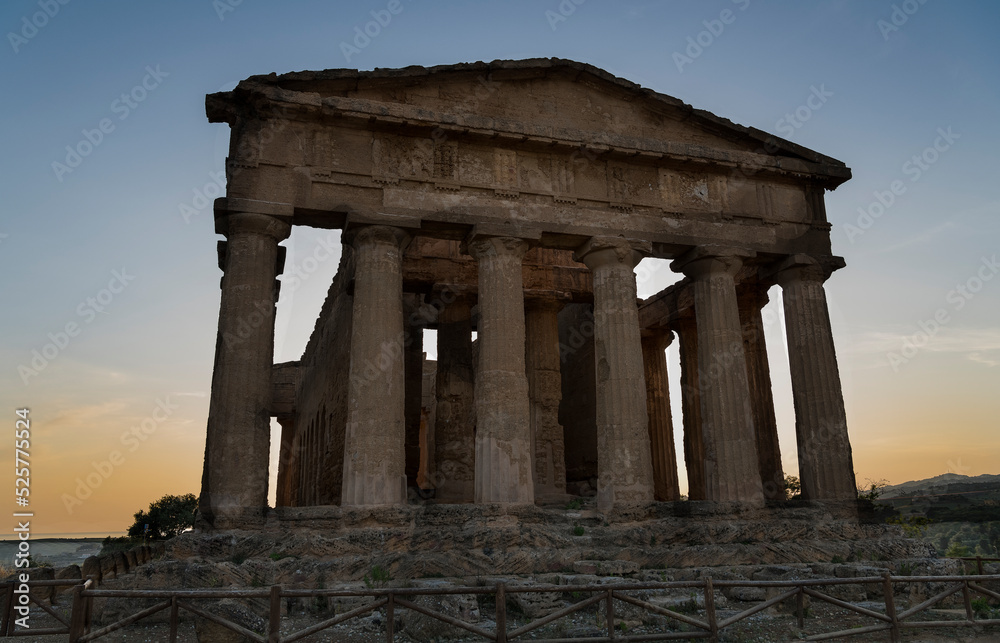 El Templo de  Concordia  (It: Tempio della Concordia) antiguo templo griego en el Valle de los Templos (Valley of the Temples) en Agrigento , Akragas, en la costa sur de Sicilia ,al atardecer