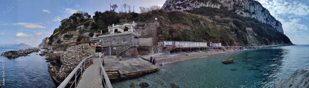 Capri - Foto panoramica dei Bagni di Tiberio dal pontile