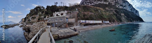 Obraz na płótnie Capri - Foto panoramica dei Bagni di Tiberio dal pontile w salonie