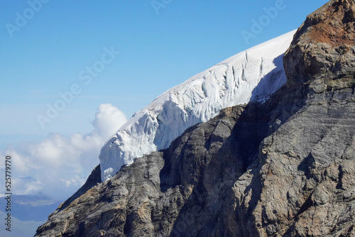 Paisaje de montaña rocosa con sobre nevado