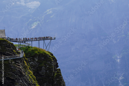 Pasarela mirador colgante sobre paisaje de las montañas suizas