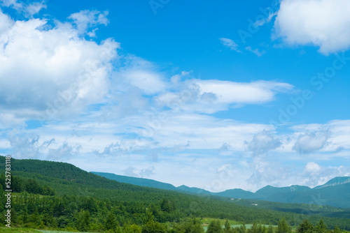 嬬恋高原の夏の青空と緑の山々