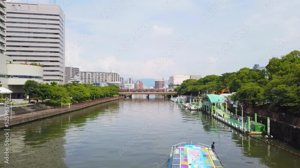 寝屋川に架かる橋上から見た大阪の町並み 寝屋川に架かる橋上から見た大阪の町並み