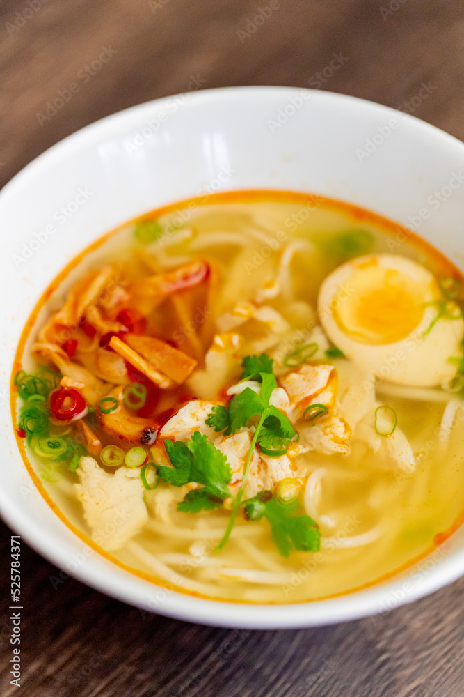 鶏白湯の米粉麺、鶏湯麺（ジータンメン）