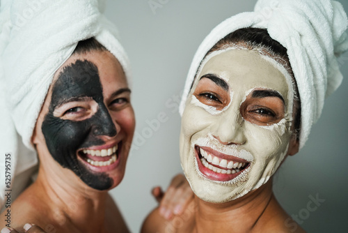 Senior women doing beauty treatment using beauty skin masks - Focus on right female face © DisobeyArt