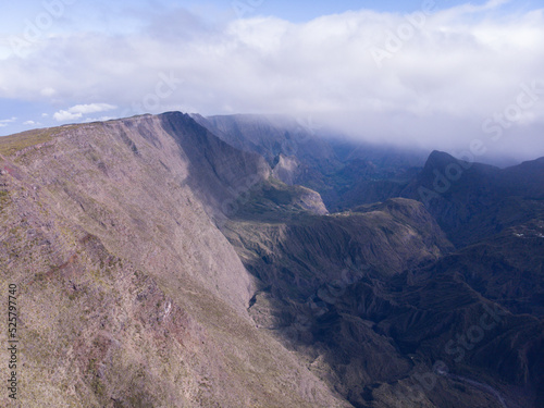 Vue de montagnes escarpées avec nuages en fond, Cirque de Mafate, La Réunion 