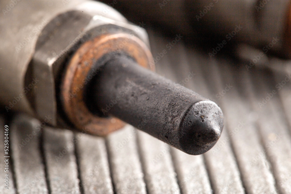 Needles and nozzles on nozzles from a diesel engine. Deterioration of