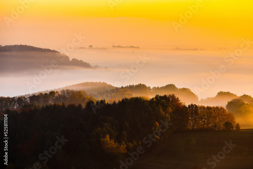 Sonnenaufgang an der Neubürg im Landkreis Bayreuth. Blickrichtung Bayreuth und Fichtelgebirge