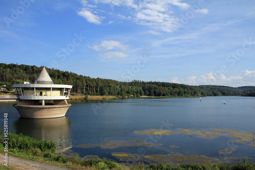 Twistesee, Staudamm und Café (über Überlauftrichter des Hochwasserentlastungsturms) 