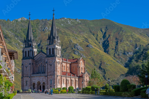 Basilika der Jungfrau  von Covadonga im Nationalpark Los Picos Spanien Aufnahme von   FFENTLICHEM Weg