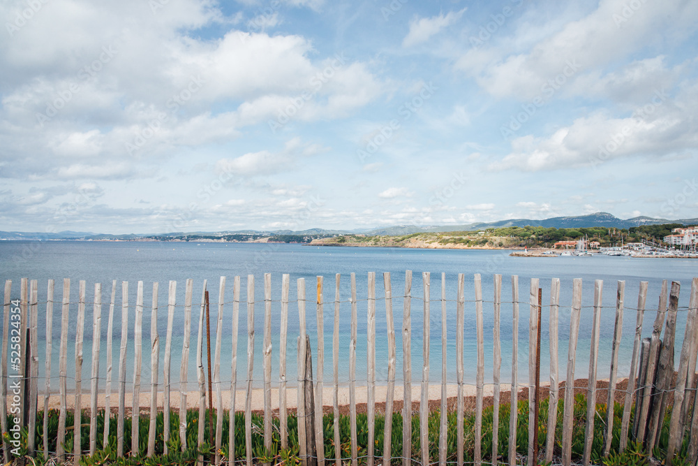 une clôture en bois au bord de mer. Vue sur la mer et la Côte-d'Azur.
