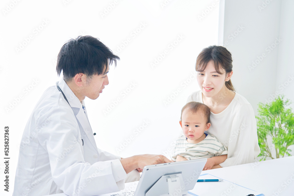 赤ちゃんを診察して話をする医者 赤ちゃんを診察して話をする医者