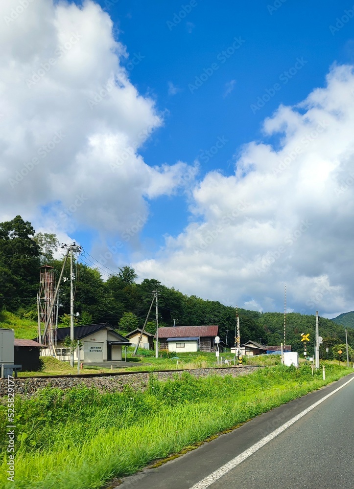 日本の夏の田舎の風景、山村の無人駅と鉄道の風景