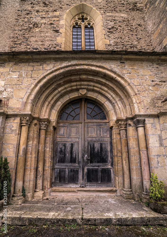 Porte d'entrée de l'église romane du Cambon à Castelnau-de-Mandailles, Aveyron, France